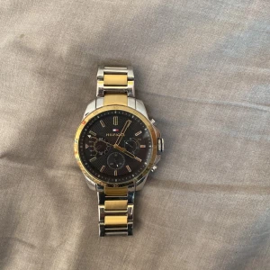Tommy Hilfiger klocka - Säljer min klocka då den inte riktigt kommer till användning lika mycket längre. Den är i väldigt bra skick och har precis bytt batteriet. Pris kan diskuteras 