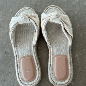 Beige espadrillos med knytdetalj från h&m - Jätte snygga beiga sandaler från h&m! De är helt nya, bara testade! Slutsålda på hemsidan och är i strl 38, pris kan diskuteras! 