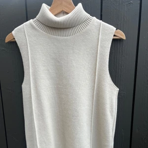 Armlös Polotröja  - Skön stickad polo tröja från Zara som används en gång, inga skador!❣️