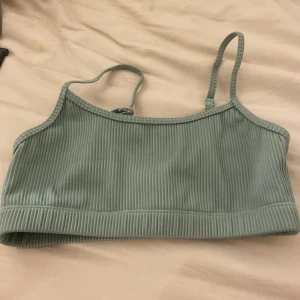 Ribbad ljusgrön bikini med hög midja och mönstrad bikini me låg midja - Säljer en superfin ljusgrön bikini med ribbad struktur. Toppen har smala axelband och en rak, sportig form. Underdelen är högmidjad och täcker bra. Perfekt för dig som gillar en enkel men trendig look på stranden eller vid poolen. Sen en mönstrad bikini överdelen knyt i ryggen o vid halsen 