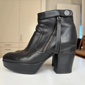 Svarta boots i läder med klack från Acne Studiod, storlek 35 - Så snygga svarta ”Track boots” från Acne Studios  i läder med platåsula. Superbekväma trots klack!