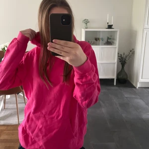 Rosa oversize hoodie - Rosa oversize hoodie i bra skick. Långa ärmar och stor huva. 💕