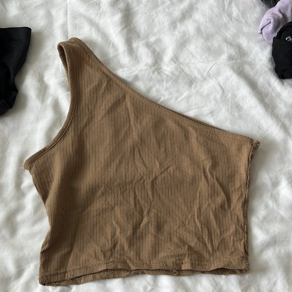 Beige ribbad oneshoulder topp