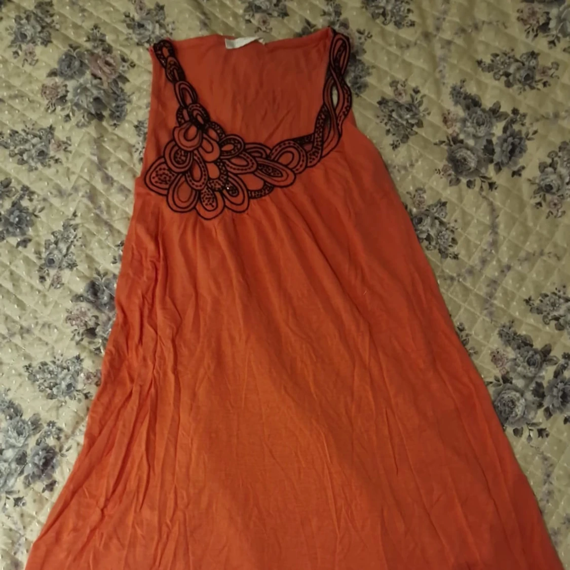 Orange ärmlös klänning från Promod