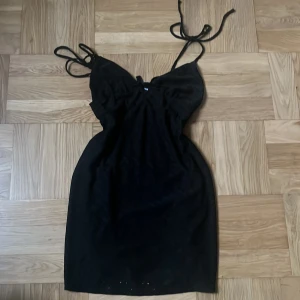 Svart klänning  - Super söt svart klänning som ej kommer till nån användning då den e för liten på mig 🌸