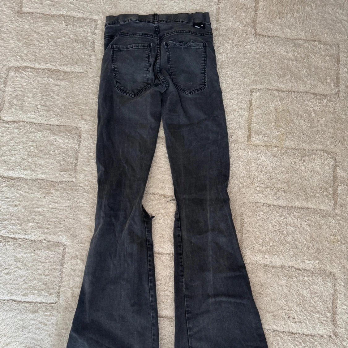 Svarta bootcut jeans med slitna knän - 1