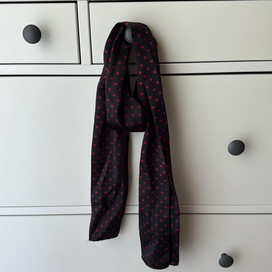Svart halsduk med röda prickar - 1