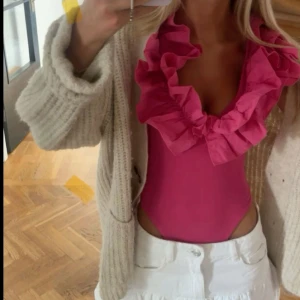 SÖKER  - Söker denna volangbodyn från Zara i storlek S/Xs!!!