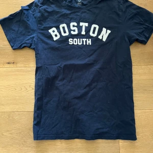 Två tshirts från soc/hm - Säljes i ett paket båda två, priset som står är för båda