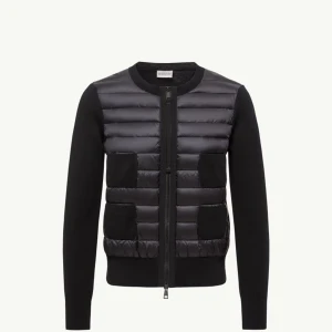 Moncler cardigan dam - Använd fåtall gånger, säljer den då jag måste ha pengar. Inga slitage osv. Pris kan diskuteras vid snabb affär! Skicka privat för värdihetsbevis!