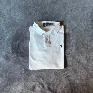 Polo Ralph Lauren piké - Klassisk vit pikétröja från Polo Ralph Lauren. Den är i väldigt bra skick utan defekter eller liknade, skick 9,5/10. Hör av er om ni har frågor eller funderingar❕