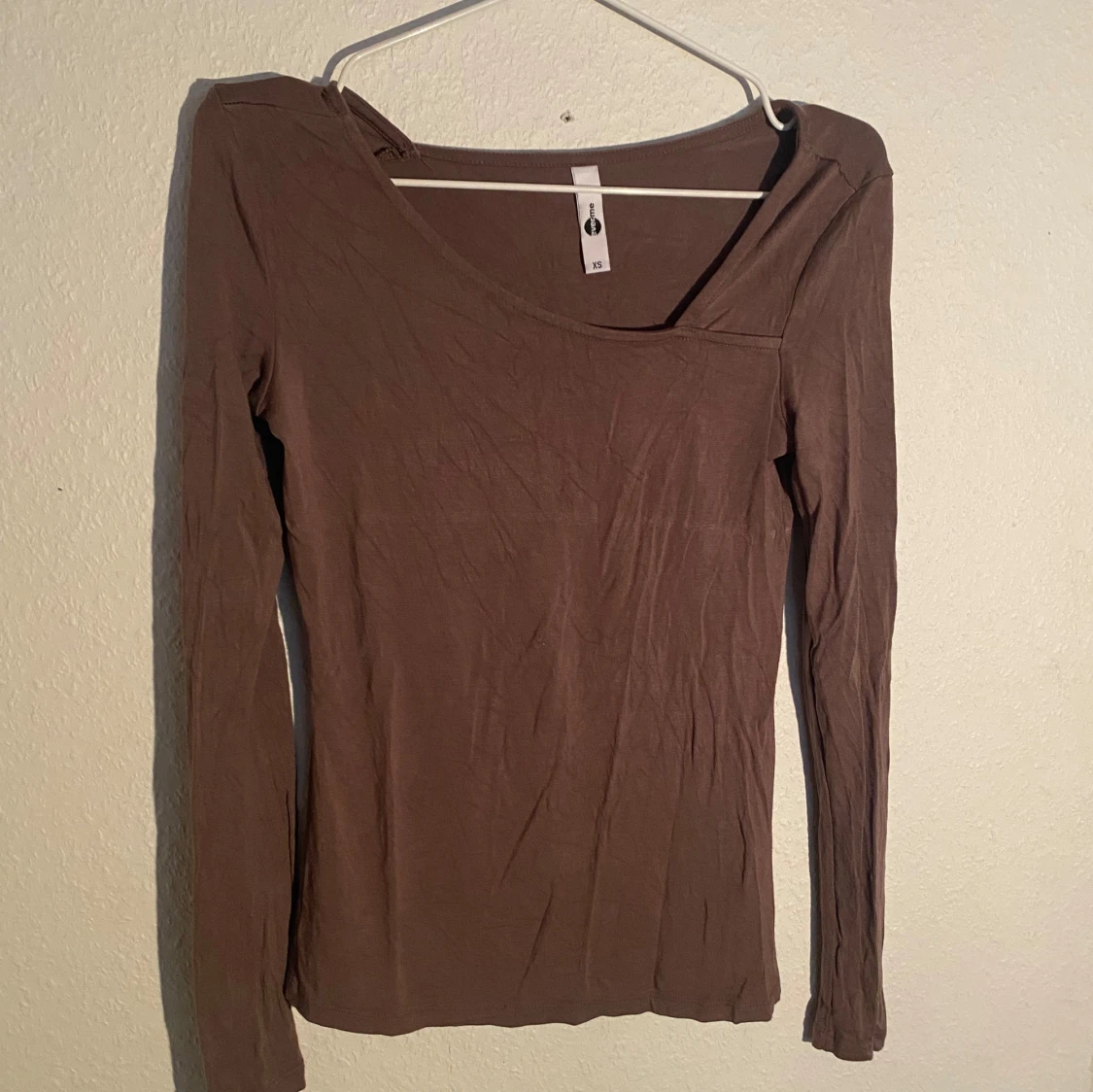 Brun långärmad tröja med asymmetrisk halsringning