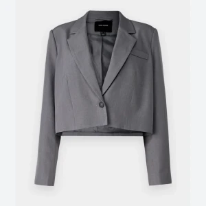 Blazer - Kort blazer, köpt på vero Moda. Aldrig använd så som ny. Är i ett ganska tunt material!