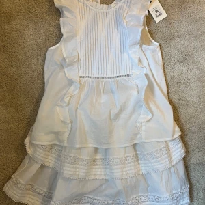 Vit blus och kjol med volanger - Säljer ett gulligt set med blus och kjol med volanger som liknar det från Neo Noir. Perfekt till sommarn! Toppen är i storlek S och kjolen i XS.  ☀️😚🫧