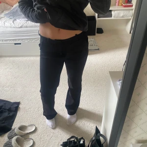 Kostymbyxor  - Använd fåtal gånger, inga tecken på användning, mid waist, storlek S längd 34! Skriv för fler bilder eller funderingar🌸