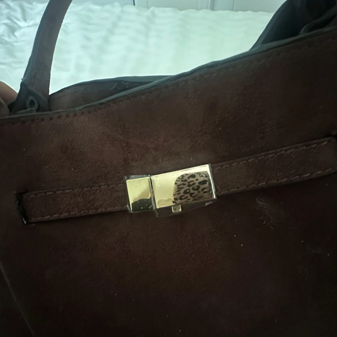 Brun mocka axelväska med gulddetalj - 4