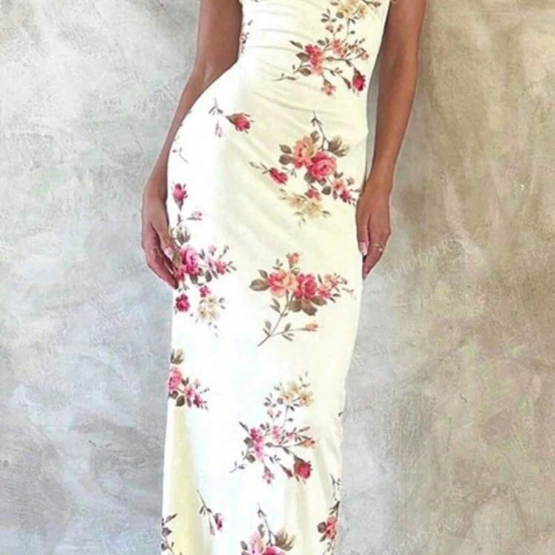 Vit blommig långklänning med smala axelband - 2