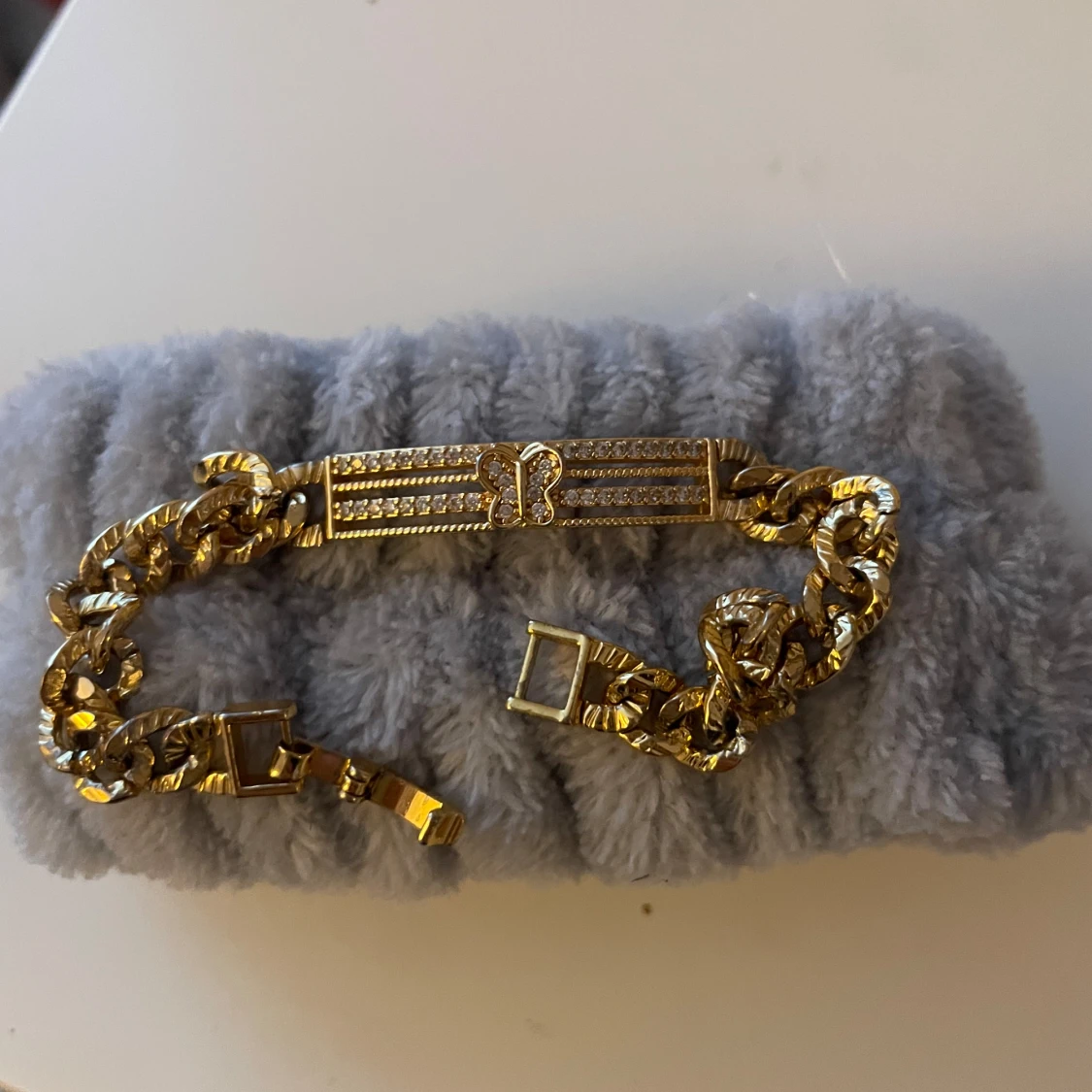 Guldfärgat armband med fjärilsdetalj - 1