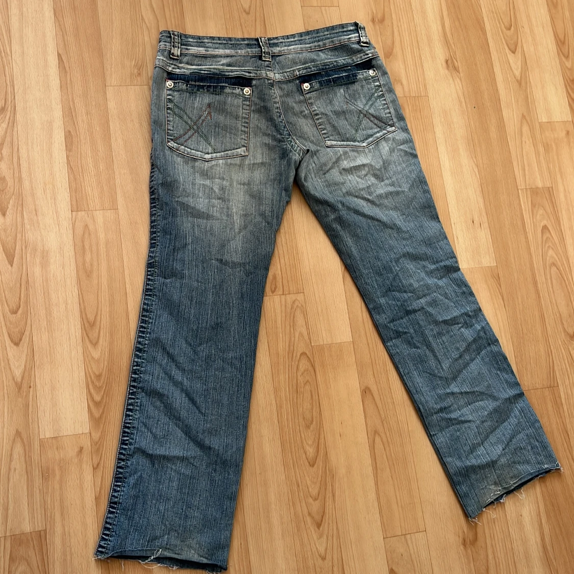 Blå bootcut jeans med rå kant - 3