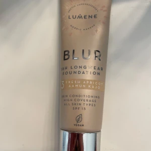Lumene Blur Foundation 3 - Lumene Blur 16H Longwear Foundation i nyansen 3 Fresh Apricot. Ger hög täckning och en halvmatt finish, passar alla hudtyper. Innehåller SPF 15 och är vegansk. Tuben rymmer 30 ml och är tillverkad av återvunnet material.