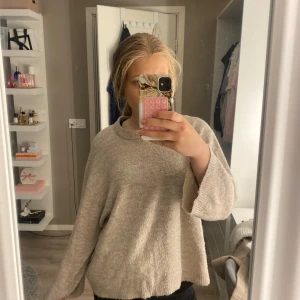 Beige stickad oversized tröja - Supermjuk och oversized stickad tröja i beige med rund halsringning och långa ärmar. Perfekt för lager-på-lager och chill dagar. Enkel och stilren design som är lätt att matcha med allt.