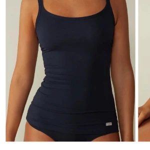 Intimissimi linne - Jätte fint mörkblått basic stretchigt linne från Intissimi!