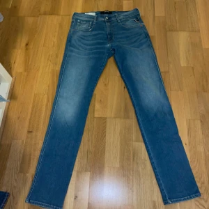 Replay jeans - Replay jeans i storlek 31/34. Litet hål under gylfen