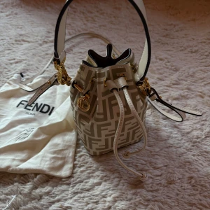 Beige och vit bucket bag Fendi Mon Tresor  - 12cm;18cm;10cm
