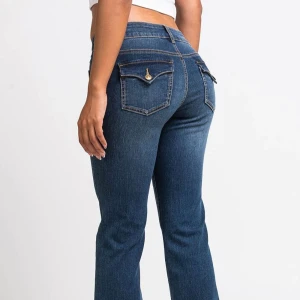 Madlady jeans  - Low rise jeans. Ord oris 700 kr. Strlk 32, stora i strlk. säljer pga passar ej mig. Liten reva längst ned på benet. Nästan nyskick förutom det. Använd fåtal ggr då dem är för stora. Vanlig längd i benen. Passar ~168
