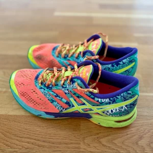 Färgglada Asics sneakers strl 39 - I princip helt oanvända Asics sneakers, storlek 39.  
