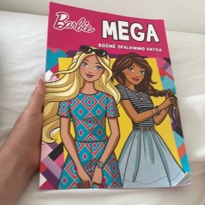 Barbie målarbok  - En stor och färgglad Barbie-målarbok fylld med roliga illustrationer av Barbie, hennes vänner och djur. Perfekt för dig som gillar att färglägga och vill släppa loss din kreativitet med massor av sidor att fylla med färg!