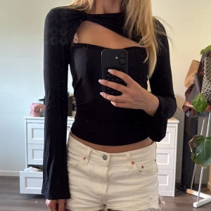 Topp nakd med knut  - Säljer denna snygga topp då den inte kommer till användning🖤stretchigt material och långa ärmar