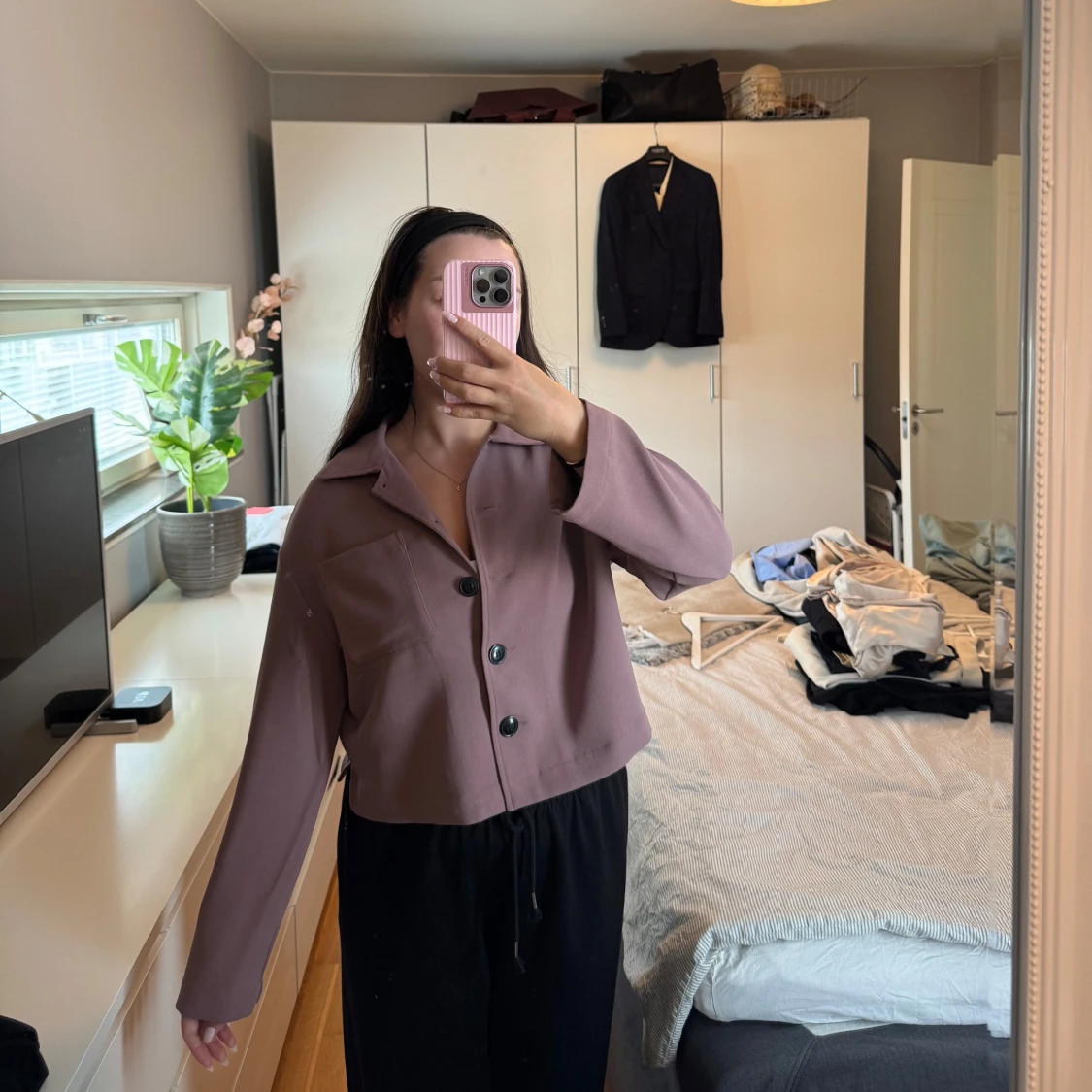 Ljuslila croppad kavaj med stora knappar