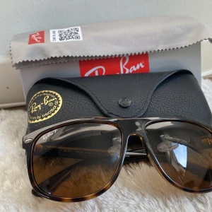 Rayban boyfriend solglasögon  - Snygga Ray-Ban solglasögon med brunmelerad båge och klassisk form. Bågarna är i plast och har Ray-Ban-logga på sidan. Kommer med originalfodral och putsduk.