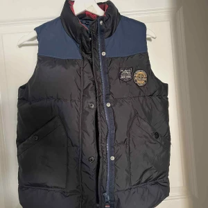 Tommy Hilfiger väst - Säljer nu denna klassiska Tommy västen. Riktigt snygg modell. Passar perfekt nu inför sommaren. Storlek Xs-152