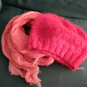 Rosa stickad mössa och halsduk från Filippa K - Snygg rosa stickad mössa och scarf  från Filippa K. Perfekt för att hålla värmen under kyliga dagar. Den har en ribbad kant som ger en skön passform. Ett stilrent val för både höst och vinter.
