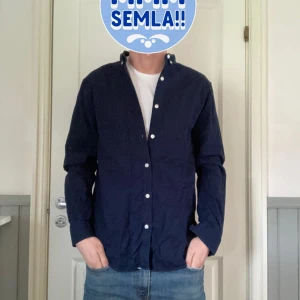 Mörkblå skjorta med vita knappar - Passar riktigt bra som overshirt men även enbart den på sommaren uppknäppt!  Passar mig bra som är 185.  Kom pm för mer bilder.