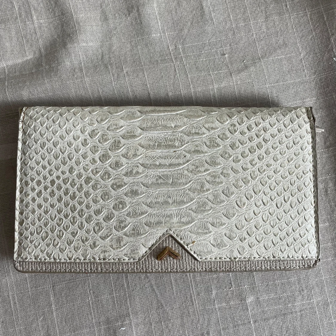 Vit plånbok med ormskinnsmönster