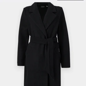 Svart kappa med bälte - Elegant svart kappa med knytbälte i midjan. Storlek Xs men passar mig som är en S och M, skriv privat för fler egna bilder🥰Nypris 700kr