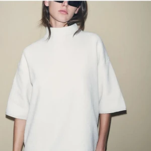 Vit oversized tröja - Säljer en stilren vit tröja med hög krage och trekvartsärmar. Tröjan har en oversized passform. Den är i storlek S, skriv privat för fler egna bilder🥰Endast använd 5 gånger