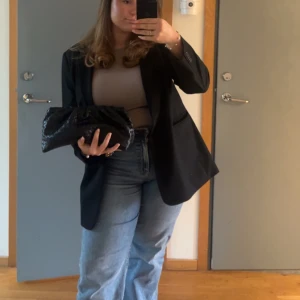 Svart kavaj från H&M - Snygg svart kavaj från H&M med klassisk design.  Ganska overzise!! 