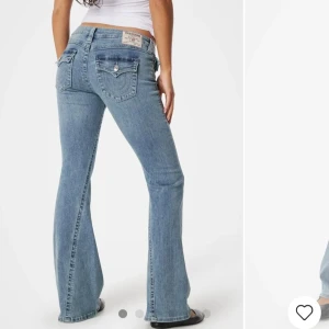 Blå bootcut jeans från True Religion - Snygga blå bootcut jeans från true religion. Jeansen har en lågmidjad passform och är perfekta för en avslappnad stil. Säljer eftersom för stora för mig så knappt använda därav priset. Stolek 25/32. 