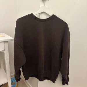 Brun sweatshirt från Ginatricot - Säljer en brun sweatshirt från Ginatricot i storlek M.  Mycket fin i skick trots att den är använd några gånger