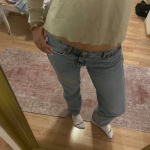 Blå jeans från Gina Tricot - Säljer ett par klassiska blå jeans från Gina Tricot. De har en normal passform och är lågmidjade med en dragkedja och knapp framtill. Perfekta för en avslappnad stil. Helt som nya!