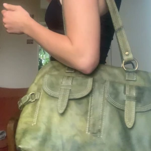 Grön axelväska - Gön axelväska köpt second hand, men i bra skick! Perfekt för att bära med sig allt man behöver och livar upp varenda outfit. 🫶🫶