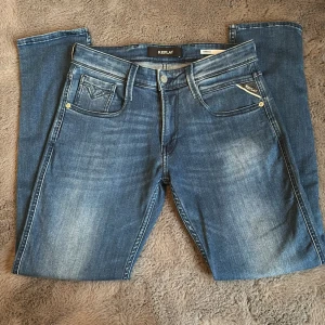 Blå Replay anbass jeans - Riktigt feta replay anbass jeans i nytt skick. Jeansen är storlek 28/30, inga defekter alls då jeansen är nästan aldrig använda. Hör av er vid frågor, pris kan diskuteras vid snabb affär. Nypris ca 1800