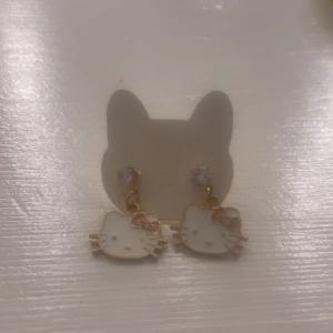 Hello Kitty örhängen  - Ett par gulliga hello Kitty örhängen , oanvända 