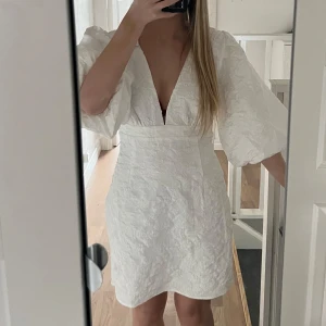 Vit klänning med puffärmar - Säljer denna populära klänning från Showpo då jag inte kunde ha den. Så fin verkligen och passar så bra till studenten. Helt ny med prislappen kvar. Kan diskutera priset. 