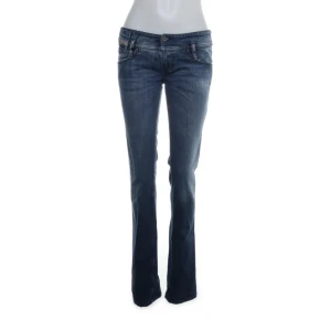 Low-waisted mörkblåa jeans - Ett par jätte fina slim low-waisted mörkblåa jeans
