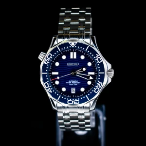 Seiko Mod  - Snygg och robust dykarklocka med blå urtavla. Modden har en silverfärgad länkarmband och tydliga markeringar på vridbar bezel. Perfekt för den stilmedvetna som söker funktion och design. Materialet är rostfritt stål, rörelsen är 100% japansk och urtavlan är äkta safirglass. Finner du inte den klocka du söker hör av dig på DM så ser vi till att bygga din dröm klocka. 
